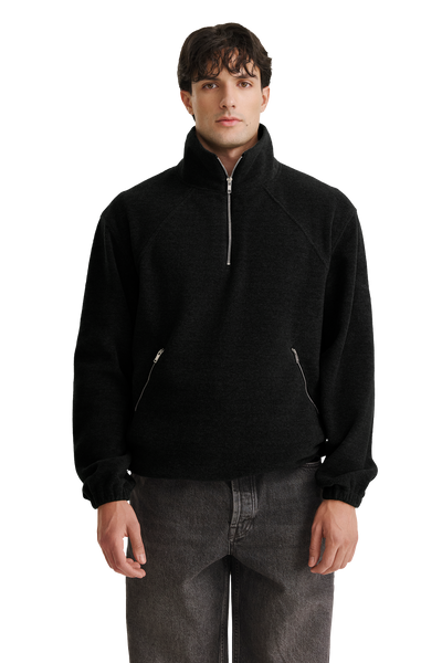 Albris Fleece Black model action